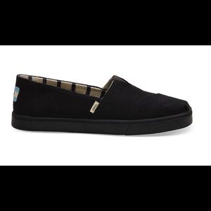 Black on black TOMS